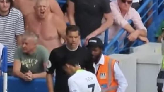 احد المشجعين خلال ممارسة العنصرية ضد اللاعب سون