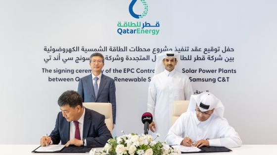 جانب من توقيع العقود