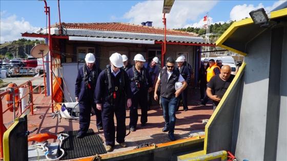 جانب من عملية تفتيش السفينة