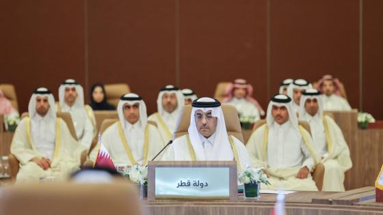 سعادة الدكتور علي بن صميخ المري وزير العمل خلال مشاركته في الاجتماع