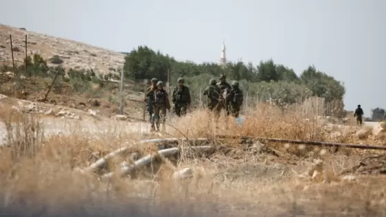 جنود يمشطون منطقة إطلاق النار