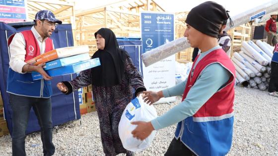 جانب من تقديم المساعدات