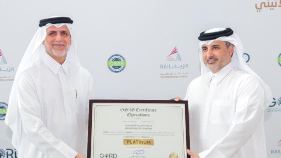 جانب من تسليم الشهادة