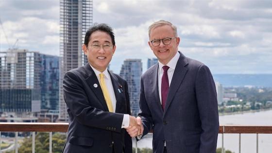 أنتوني ألبانيزي رئيس الوزراء الأسترالي ونظيره الياباني فوميو كيشيدا