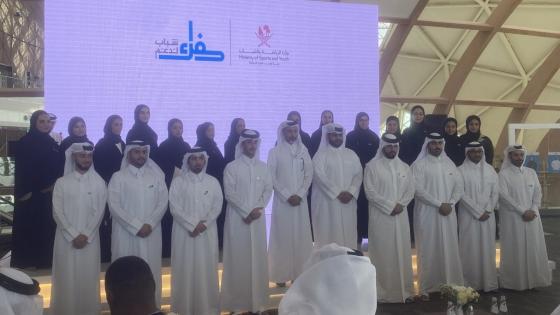 وزير الرياضة في صورة جماعية مع الشباب المُكرمين