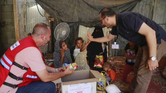 جانب من تقديم المساعدات