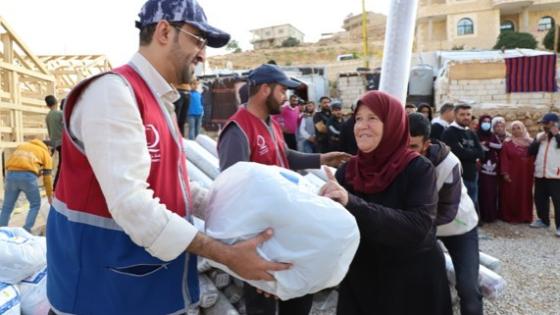 جانب من توزيع المساعدات