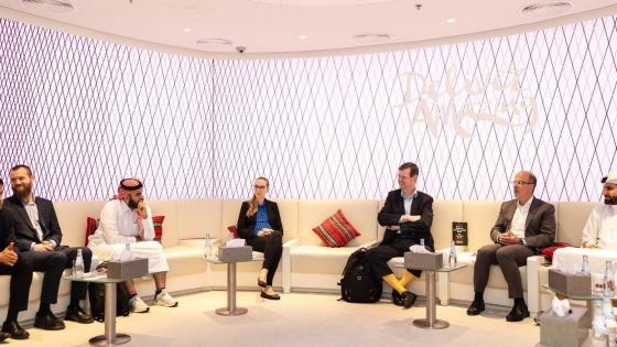 جانب من الجلسات النقاشية بالندوة