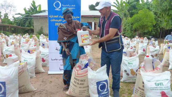 جانب من تقديم المساعدات