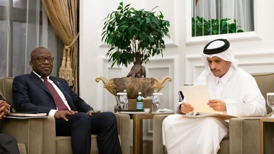 سعادة وزير الخارجية خلال تسلمه للرسالة