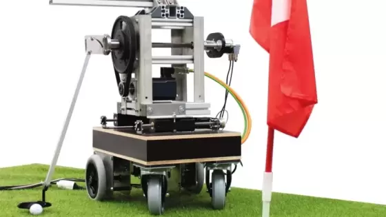 الروبوت لاعب الجولف