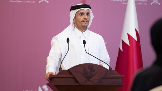 سعادة وزير الخارجية خلال المؤتمر الصحفي