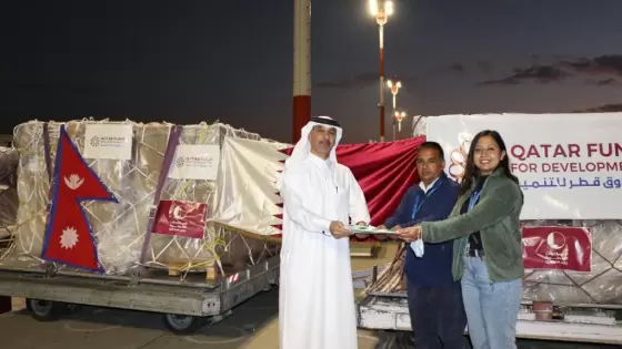 خلال تسليم شحنة المساعدات