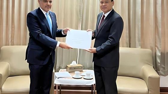 خلال تسلم نسخة من أوراق الاعتماد