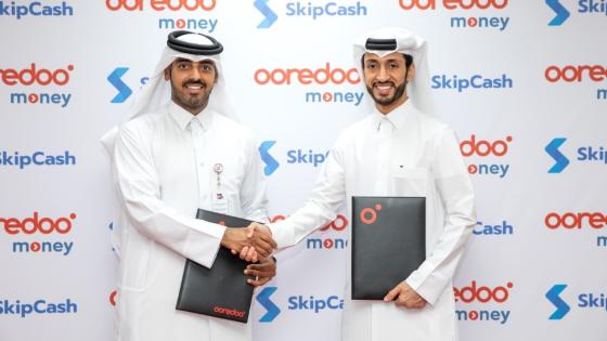 جانب من توقيع العقد