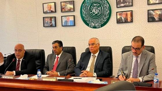 جانب من لقاء سعادة وزير العمل بممثلي بعثات الدول العربية