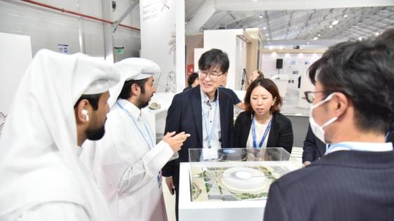 جانب من زيارة الوفد الياباني إلى جنااح قطر