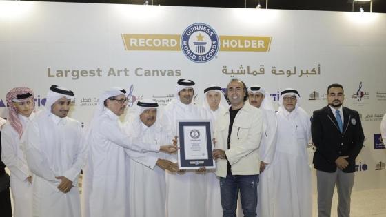 سعادة وزير الثقافة أثناء تدشين اللوحة