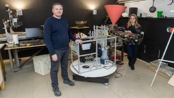 اثنان من فريق الباحثين المبتكرين للجهاز