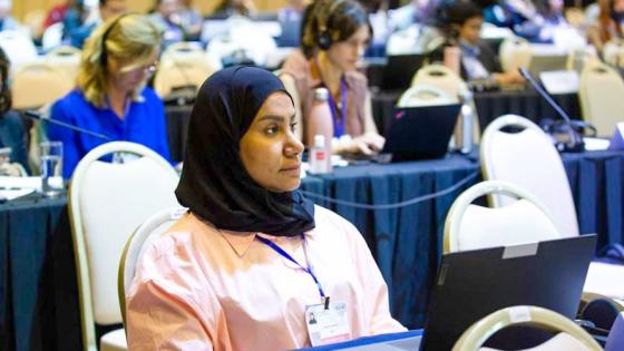 ممثلة وزارة البيئة والتغير المناخي المشاركة في الاجتماع