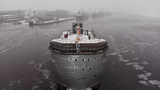 سفينة ضخمة وسط الحقل الروسي بالقطب الشمالي