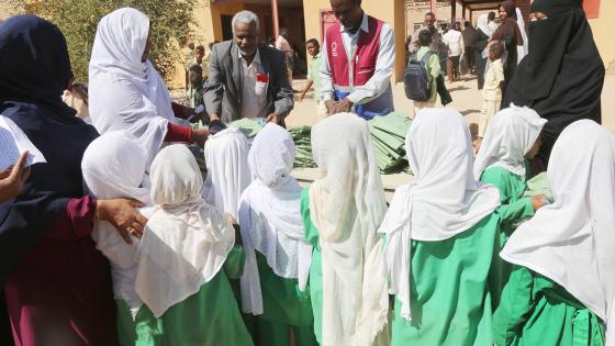 خلال توزيع المستلزمات المدرسية