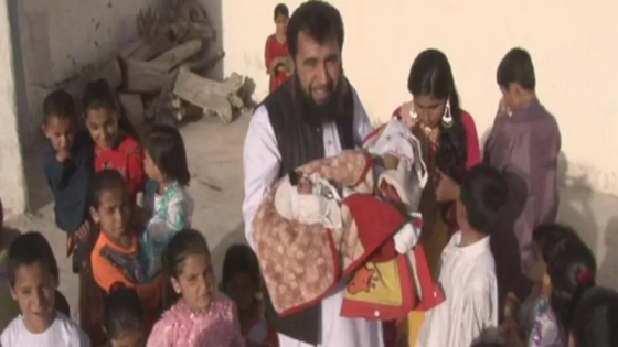 الطبيب الباكستاني مع ابنه الـ60