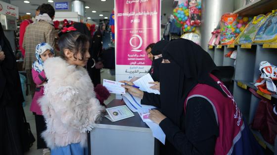 خلال توزيع المساعدات