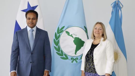 صورة على هامش الاجتماع