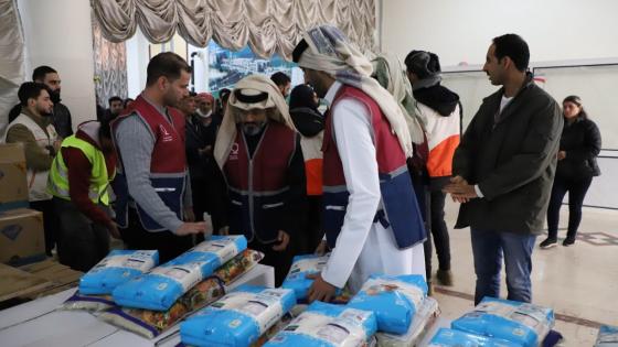 جانب من توزيع المساعدات