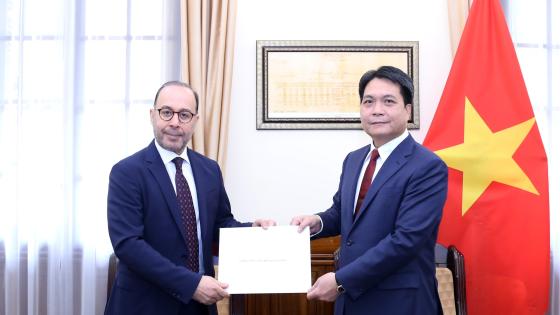 جانب من تسليم أوراق الاعتماد