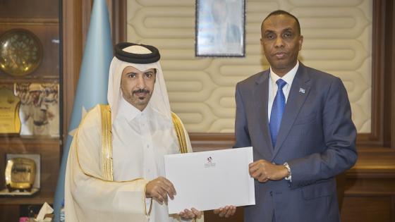 سعادة الدكتور عبدالله بن سالم النعيمي أثناء تسليم الرسالة