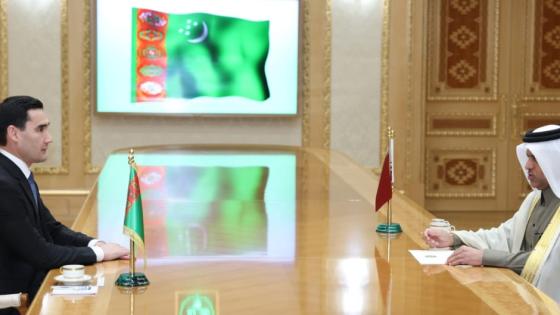 خلال تسليم نسخة من أوراق الإعتماد