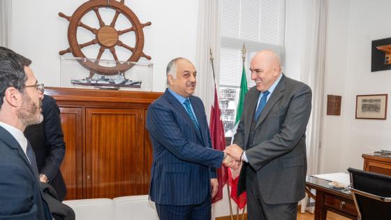 جانب من لقاء سعادة وزير الدولة لشؤون الدفاع بالوزير الإيطالي
