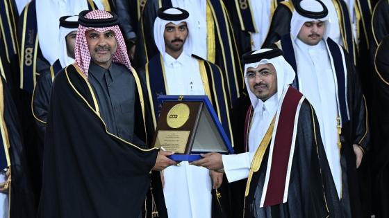 تكريم معالي الشيخ خالد بن خليفة بن عبدالعزيز آل ثاني لإحدى الخريجين