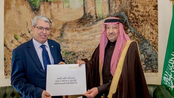 جانب من تسليم الرسالة الخطية