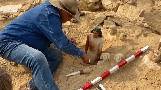 د. زاهي حواس بجانب إحدى القطع المكتشفة