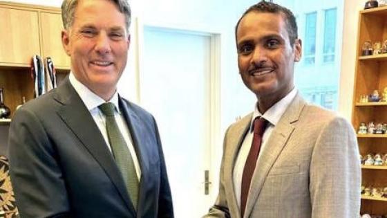 على هامش الاجتماع