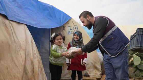 خلال توزيع الخبر على الأطفال