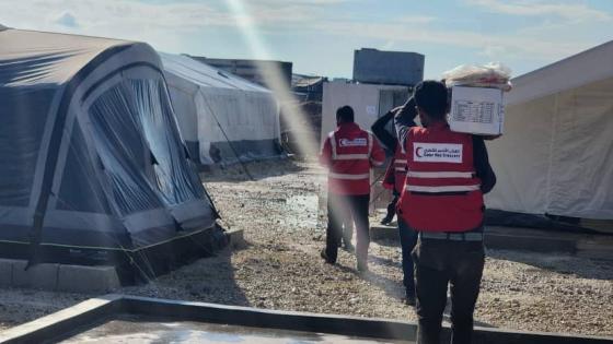 جانب من تقديم المساعدات