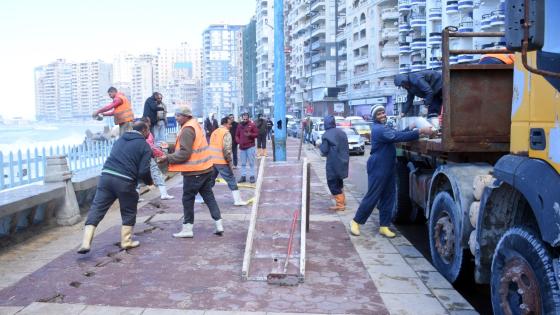 جانب من الإصلاحات على كورنيش الإسكندرية