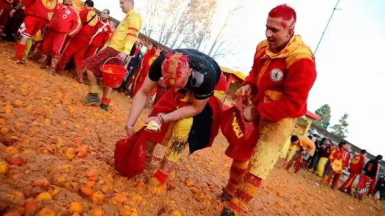 إيطاليون يشاركون في مهرجان معركة البرتقال