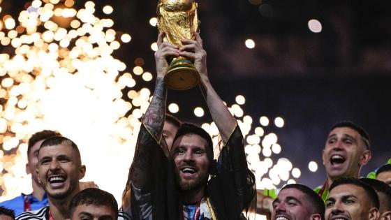 ميسي يرتدي "البشت" القطري