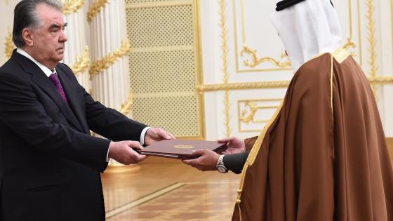 خلال تسليم أوراق الإعتماد