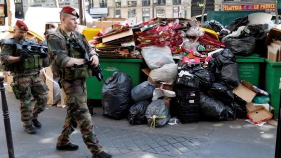 الشوارع تغرق في القمامة