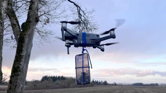 صورة تم التقاطها للهاتف أثناء تثبيته في الطائرة المسيرة