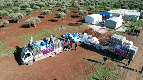 جانب من تقديم المساعدات