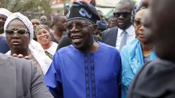 مرشح الحزب الحاكم أحمد بولا تينوبو بين أنصاره
