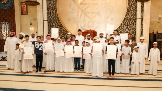 صورة جماعية للأطفال المكرمين والفائزين بجوائز المسابقة