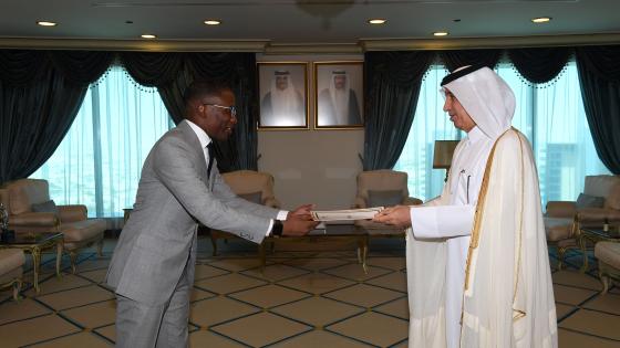 خلال تسليم أوراق الاعتماد